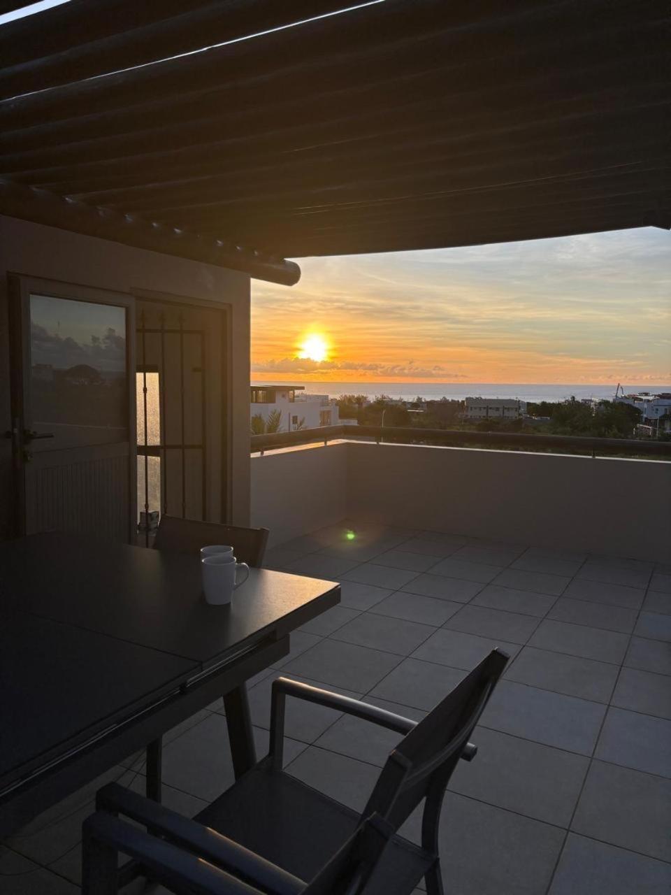 Stunning 3-Bedroom Apartment With Private Rooftop Terrace & Gorgeous Pool Flic en Flac Luaran gambar